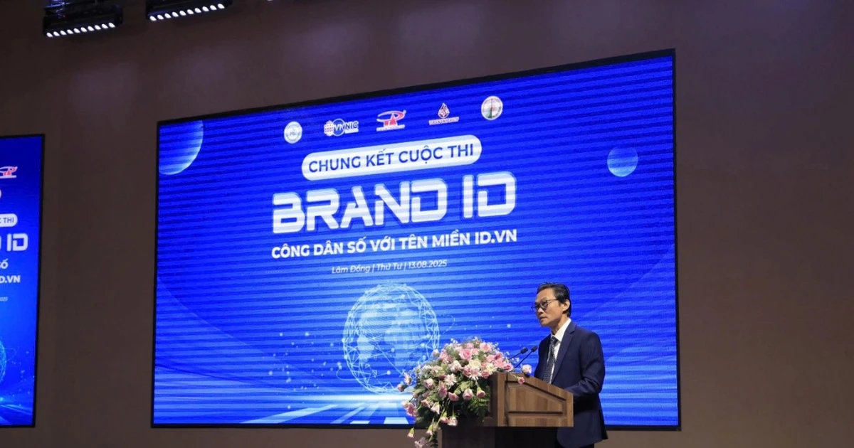 越南互联网中心代表在“BrandID——公民数字身份与id.vn域名”网站设计大赛决赛上发表讲话。（图片来源：互联网）