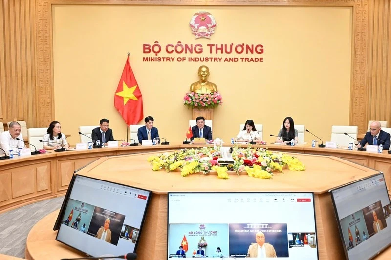 越南工贸部部长阮鸿延于河内时间8月27日晚与巴西外交部长毛罗·维埃拉通电话。