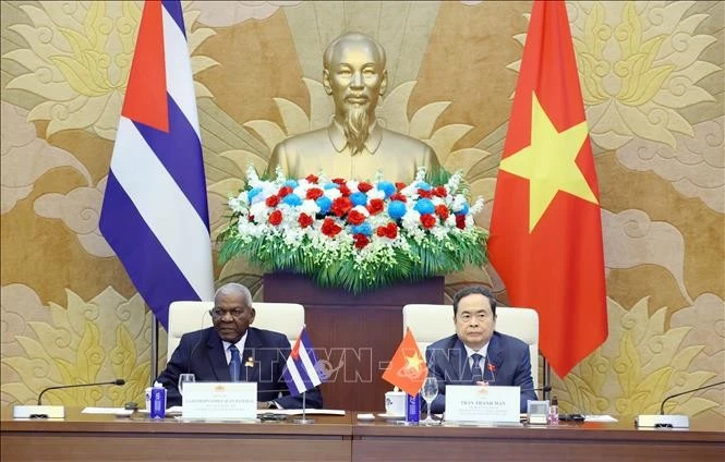 越南国会主席陈青敏与古巴全国人民政权代表大会主席埃斯特万·拉索·埃尔南德斯。（图片来源：越通社）