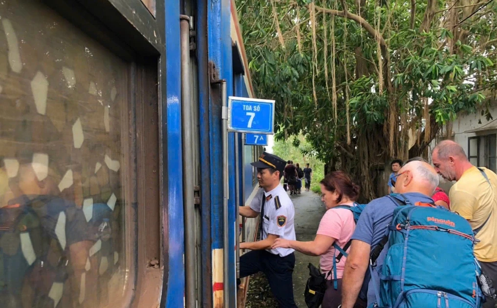 在中转服务方面，铁路部门已组织近1500名旅客通过公路在清化站与长林站之间往返转运。（图片来源：互联网）