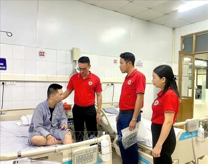广宁省红十字会领导走访慰问船舶倾覆事故中受伤者。（图片来源：越通社）