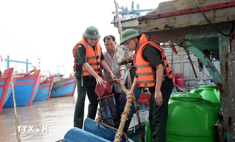 职能力量引导宁平省海盛乡渔民做好台风防范应对工作。