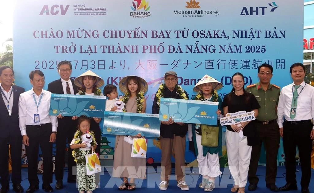 三位幸运旅客获赠鲜花、纪念品以及越日往返机票代金券。（图片来源：越通社）