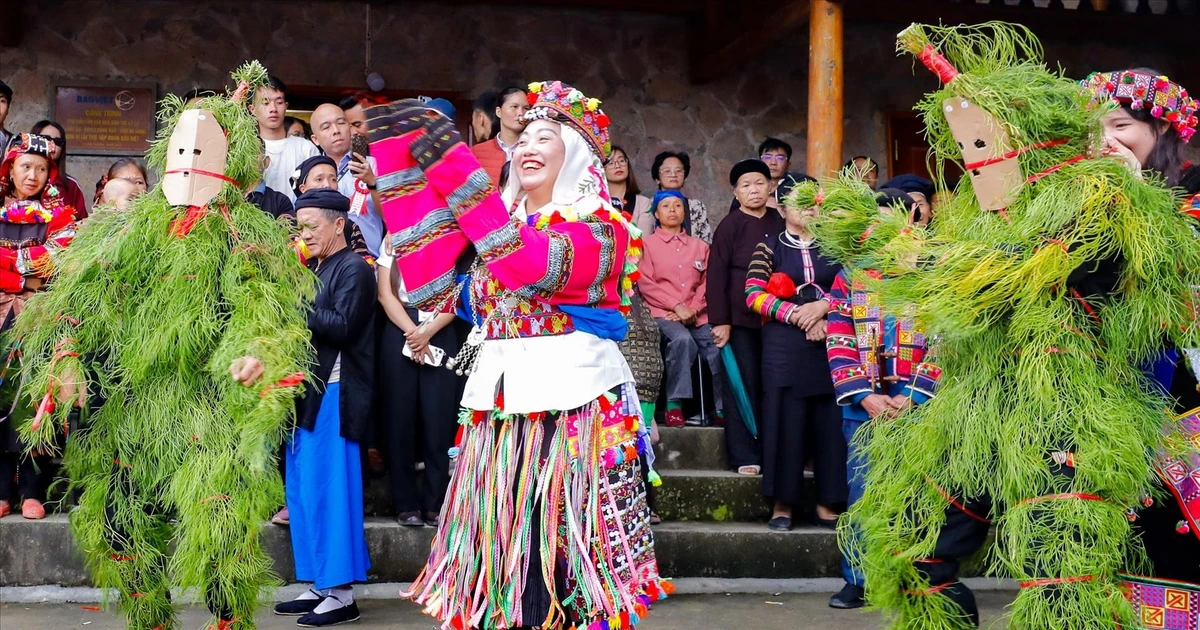 在倮倮寨的倮倮族祭祖仪式中，有“草人”表演——青年人身披草编服饰，佩戴面具。“草人”是倮倮族纪念远古建寨先祖的象征。（图片来源：越通社）