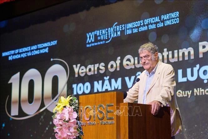 2012年诺贝尔物理学奖获得者塞尔日·阿罗什教授在会议上发言。（图片来源：越通社）
