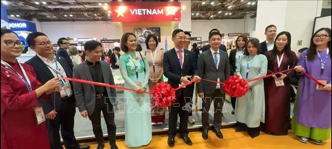 越南驻新加坡大使陈福英与胡志明市旅游局代表在2025年亚洲国际旅游博览会上共同举行越南—胡志明市旅游展台开幕式。（图片来源：越通社）
