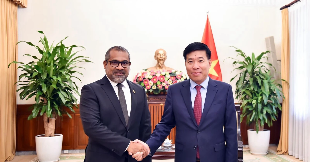越南副外长阮孟强与马尔代夫外交部长阿卜杜拉·哈利勒。