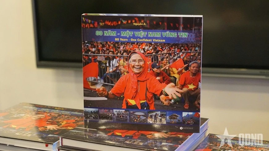 《八十载征程：自信与坚定的越南》摄影画册。（图片来源：人民军队报）