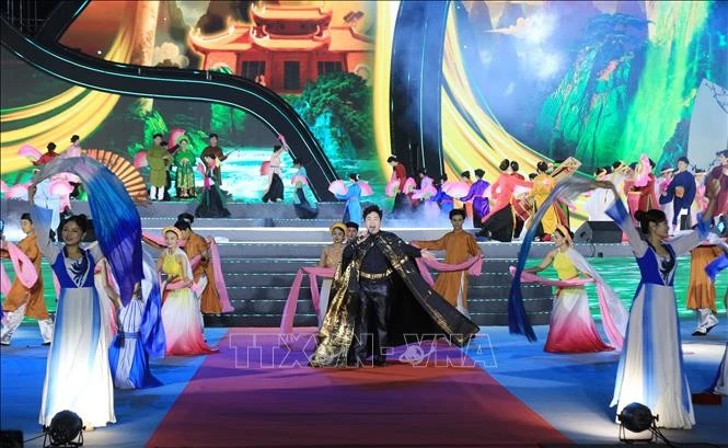 越南与中国文化在首届红河文化节开幕之夜绽放绚丽色彩。（图片来源：越通社）