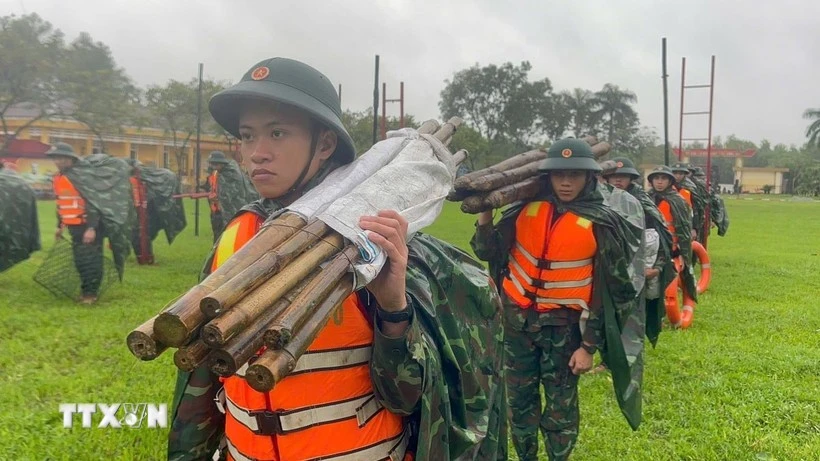 第13号台风来临之际，顺化市军事指挥部第6团部队随时做好应对准备。（图片来源：越通社）