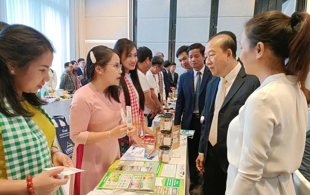 两国企业代表在8月28日于柬埔寨举行的“越南-柬埔寨企业对接会议”上进行交流。（图片来源：贸易促进局）