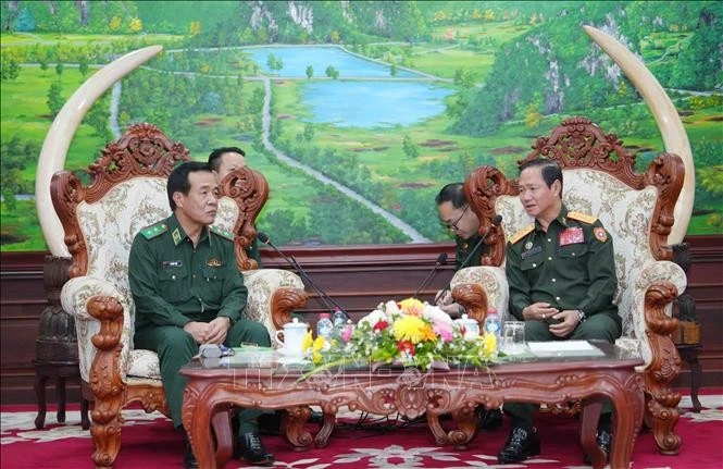 越南边防部队司令黎德泰中将和老挝国防部长坎良·乌塔凯松上将。（图片来源：越通社）