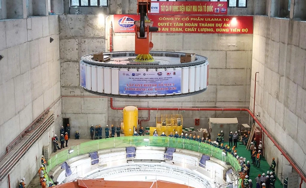 和平水电站扩建工程2号机组转子成功吊装。（图片来源：越通社）