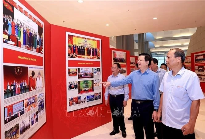 梅文正副总理检查越共政府第一次代表大会图片展筹备工作。（图片来源：越通社）