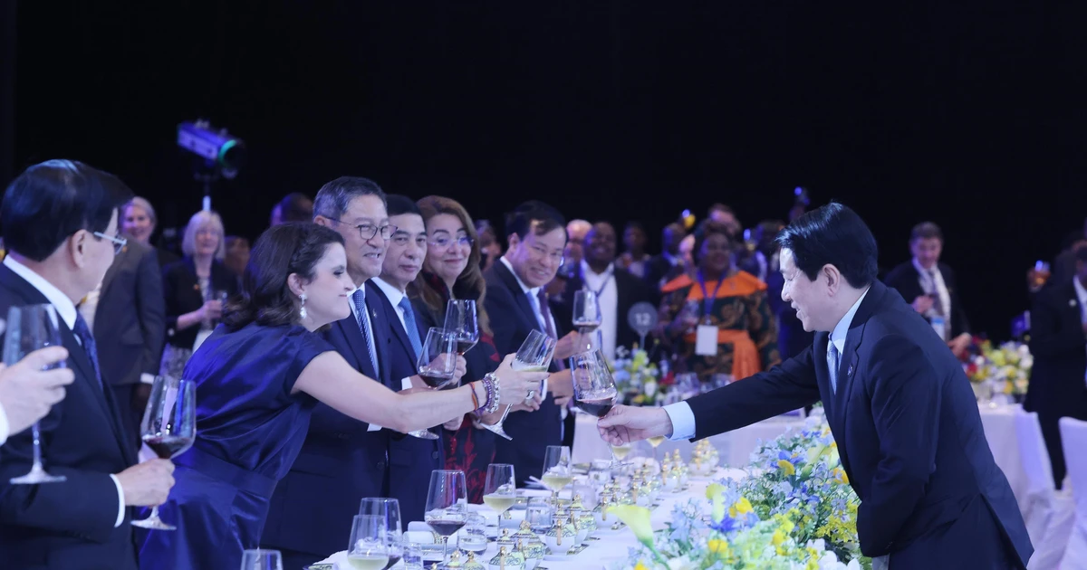 越南国家主席梁强主持设宴招待出席《河内公约》开签仪式的各国代表团。(图片来源:越通社)