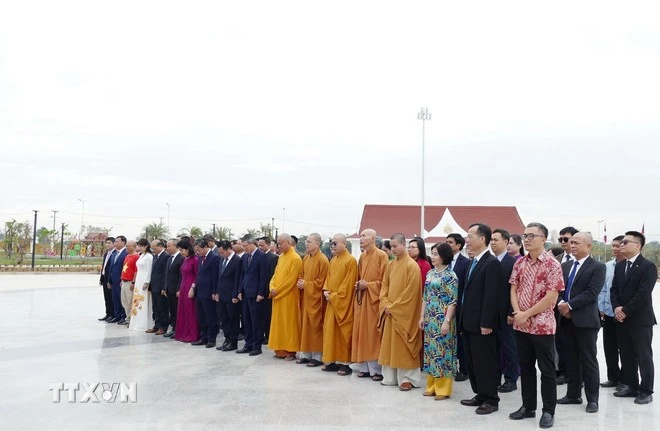 越南驻老挝大使馆举行活动缅怀凯山·丰威汉主席。（图片来源：越通社）