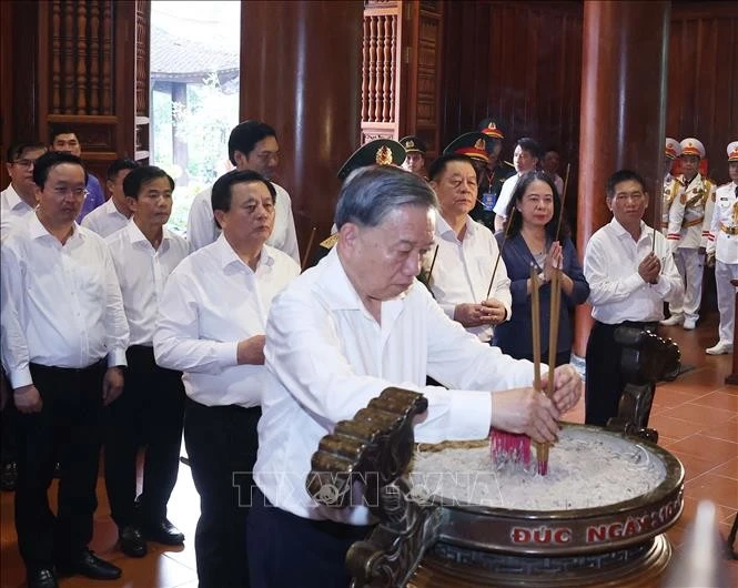 越共中央总书记苏林在义安省上香缅怀胡志明主席。（图片来源：越通社）