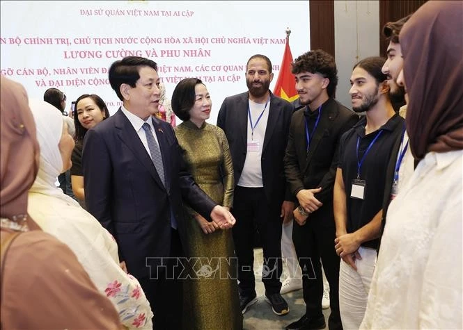 越南国家主席梁强与夫人会见旅埃越南人社群代表。（图片来源：越通社）