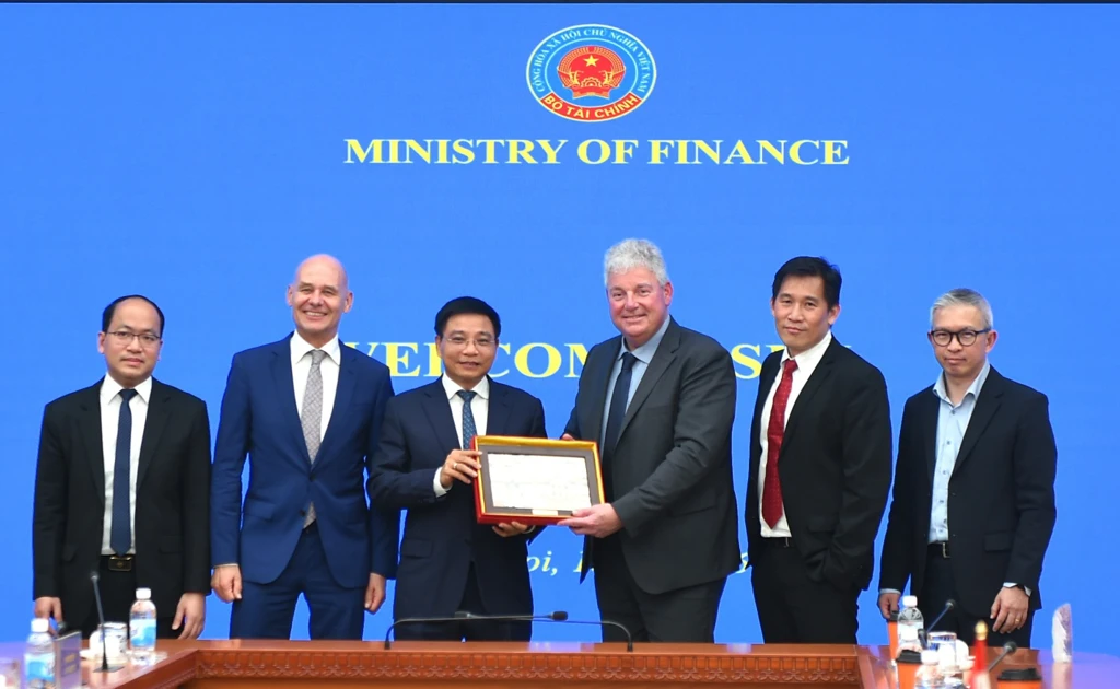 双方代表合影。（图片来源：越南财政部）