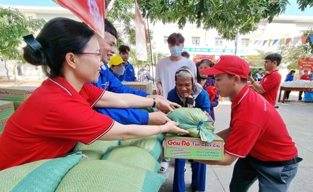 宁顺省红十字会工作人员在爱心集市协助老年人和弱势群体搬运货物。（图片来源：越通社）
