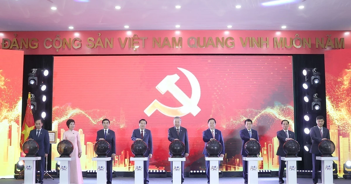 苏林总书记与各位代表共同出席越南共产党第十四次全国代表大会信息网站开通仪式。