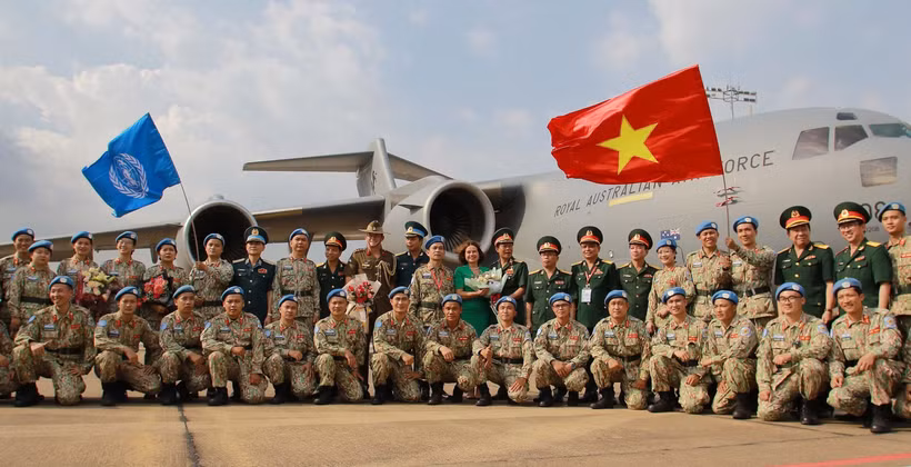 越南国防部和澳大利亚驻越南大使馆领导以及赴南苏丹本提乌执行任务的野战医院干部合影。图自越通社