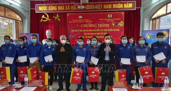 越南祖国阵线中央委员会主席春节前走访高平省