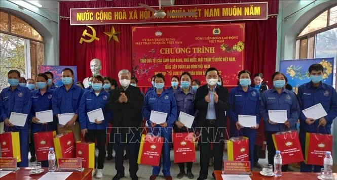 越南祖国阵线中央委员会主席春节前走访高平省