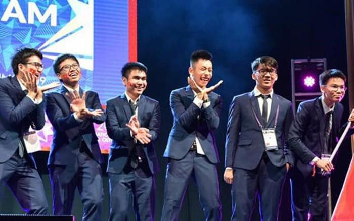 越南6名学生以优异表现摘下了两枚金牌和四枚银牌，让越南队进入最佳成绩前十名榜单