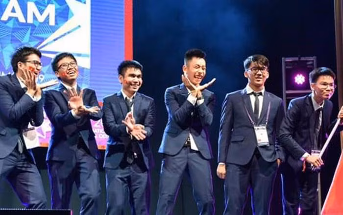 越南6名学生以优异表现摘下了两枚金牌和四枚银牌，让越南队进入最佳成绩前十名榜单
