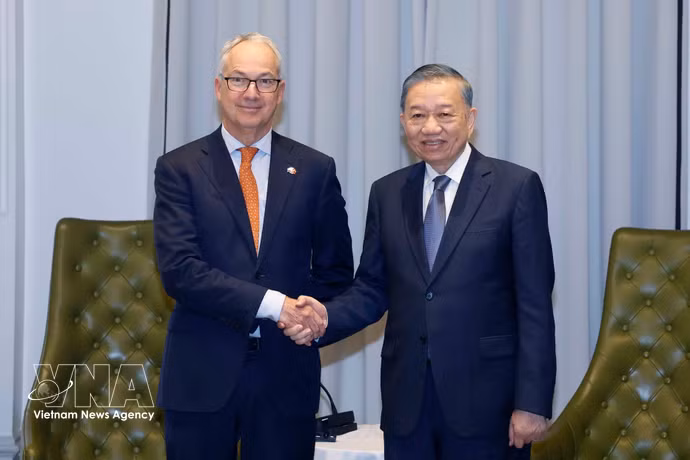 越共中央总书记、国家主席苏林会见澳大利亚政府东南亚问题特使尼古拉斯·摩尔。图自越通社