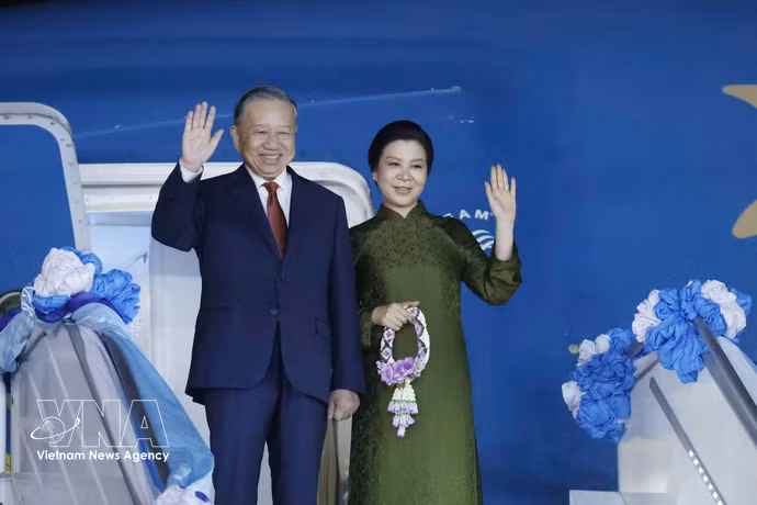 苏林总书记、国家主席和夫人启程对新加坡共和国进行国事访问。图自越通社