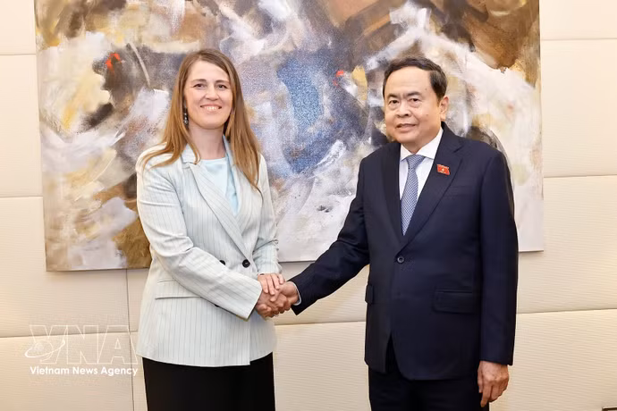 越南国会主席陈青敏会见意越友好议员小组主席基亚拉·格里鲍多。图自越通社