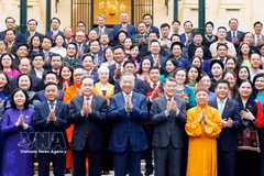 越共中央总书记、国家主席苏林同党、国家及越南祖国阵线领导同志同国会少数民族代表合影。图自越通社