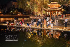 在“文庙-文湖放花灯之夜”活动中，放花灯活动吸引众多市民与游客参与。图自越通社
