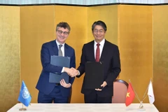 联合国教科文组织驻越南首席代表乔纳森·华莱士·贝克与伊藤直树大使签署项目实施协议。图自国际报