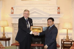 越南财政部长阮文胜与伦敦金融城市长阿拉斯泰尔·金（Alastair King）举行工作会议。图自越通社
