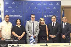 越南驻希腊大使范氏秋香（左二）同东盟各国驻希腊大使与希腊移民与庇护部部长阿萨纳西奥斯·普莱夫里斯举行工作会晤。图自越通社