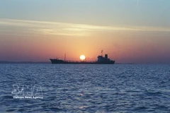 油轮停泊在霍尔木兹海峡（Hormuz）格什姆岛（Qeshm）近海区域。图自越通社