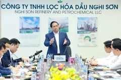 越南政府总理范明政与宜山石化炼油厂领导举行工作会议。图自越通社