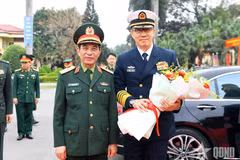 越南国防部长潘文江大将与中国国防部长董军上将。图自人民军报