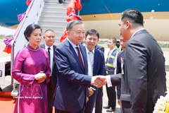 泰国农业与合作社部副部长瓦差拉蓬·考坎到机场迎接苏林总书记一行。图自越通社