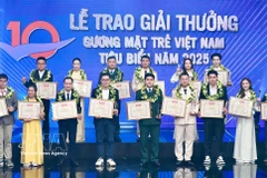 2025年十大越南模范青年表彰会在河内举行。图自越通社