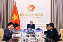 交部长黎怀忠2同阿尔及利亚外交和海外侨民部长艾哈迈德·阿塔夫以及纳米比亚国际关系与贸易部部长塞尔玛·阿希帕拉-穆萨维伊通电话。图自越南外交部