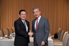 东盟秘书长高金洪与中共中央政治局委员、中国外交部长王毅。图自Asean.org 