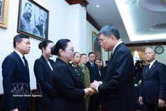 越南政府总理黎明兴吊唁老挝中央政治局委员、国会主席赛颂蓬·丰威汉逝世。图自越通社