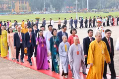 越南祖国阵线第十一次全国代表大会召开前夕，与会代表入陵瞻仰胡志明主席遗容。图自越通社