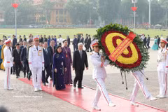 越南祖国阵线第十一次全国代表大会召开前夕，与会代表入陵瞻仰胡志明主席遗容。图自越通社