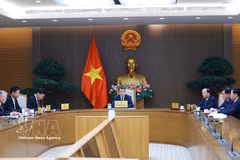 越南政府总理黎明兴与新加坡总理黄循财通电话。图自越通社