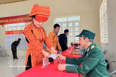 越南北宁省安乐乡那庄村的瑶族同胞兴高采烈地参加选举。图自越通社